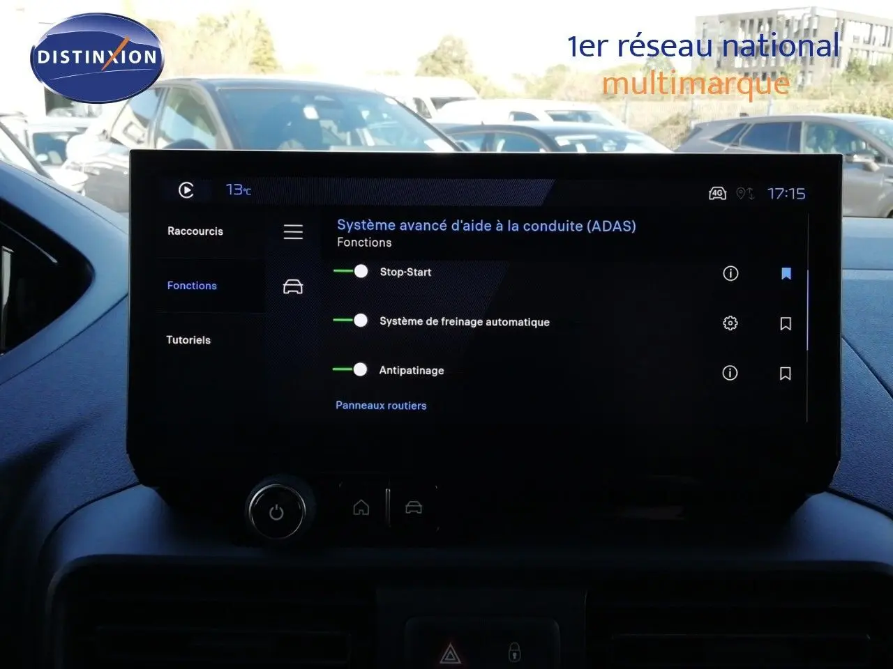 Vue intérieure centrée sur l'écran tactile du système d'aide à la conduite du Peugeot Partner blanc Kaolin 2026.