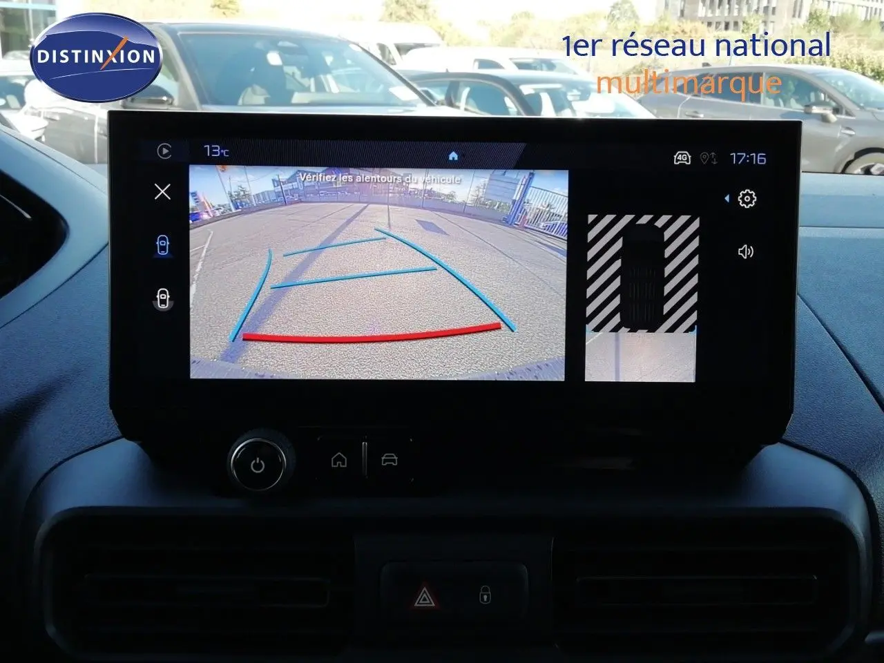Écran central du Peugeot Partner 2026 montrant la caméra de recul avec guidage dynamique et vue 360° du véhicule.