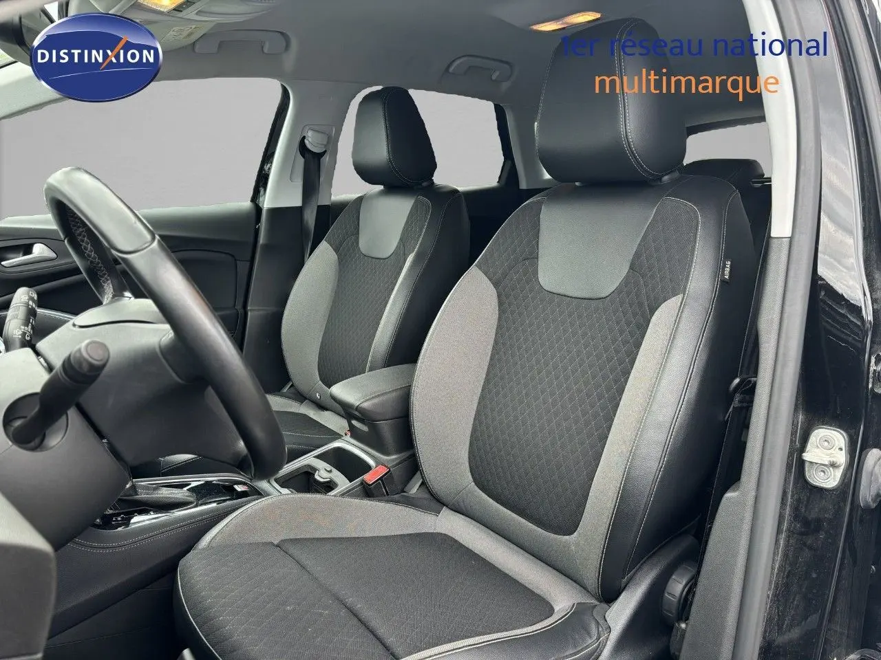 Vue intérieure côté conducteur de l'Opel Grandland X noir 2019, sièges tissu et cuir avec coutures contrastées.