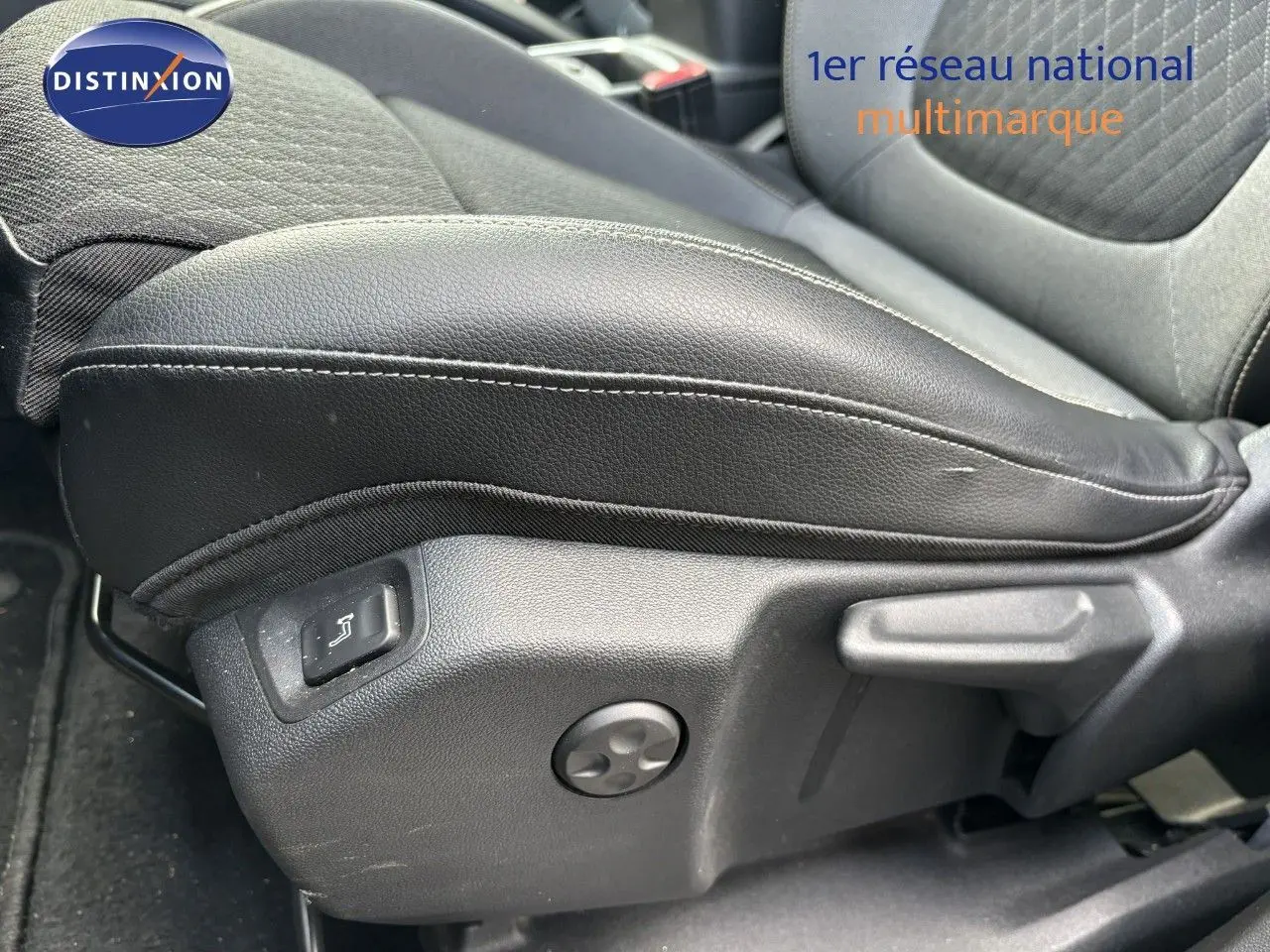 Détail du siège avant conducteur noir en cuir et tissu de l'Opel Grandland X 2019 avec commandes de réglage manuel.