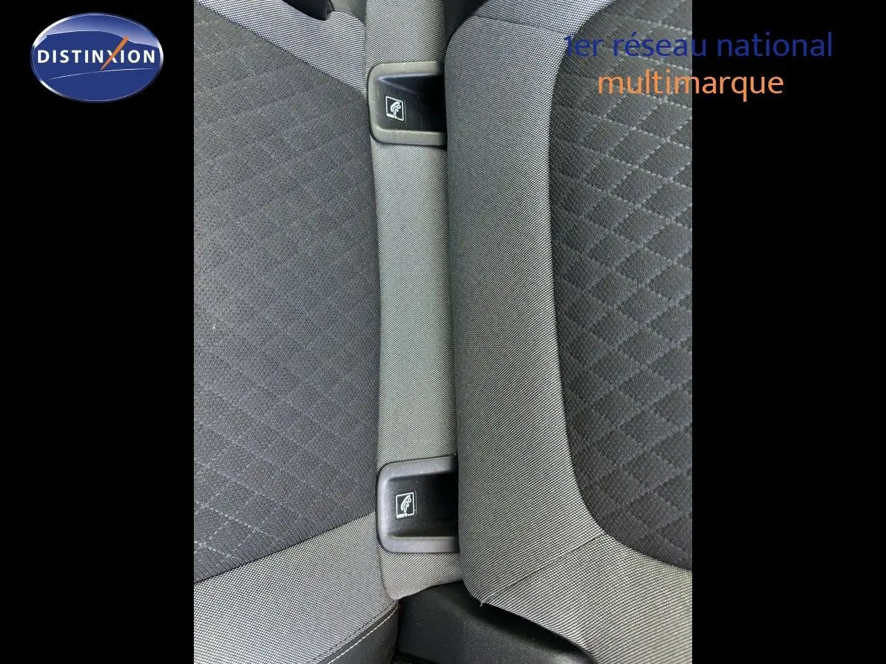 Gros plan sur les boutons ISOFIX noirs intégrés entre les sièges arrière en tissu gris et noir de l'Opel Grandland X 2019.