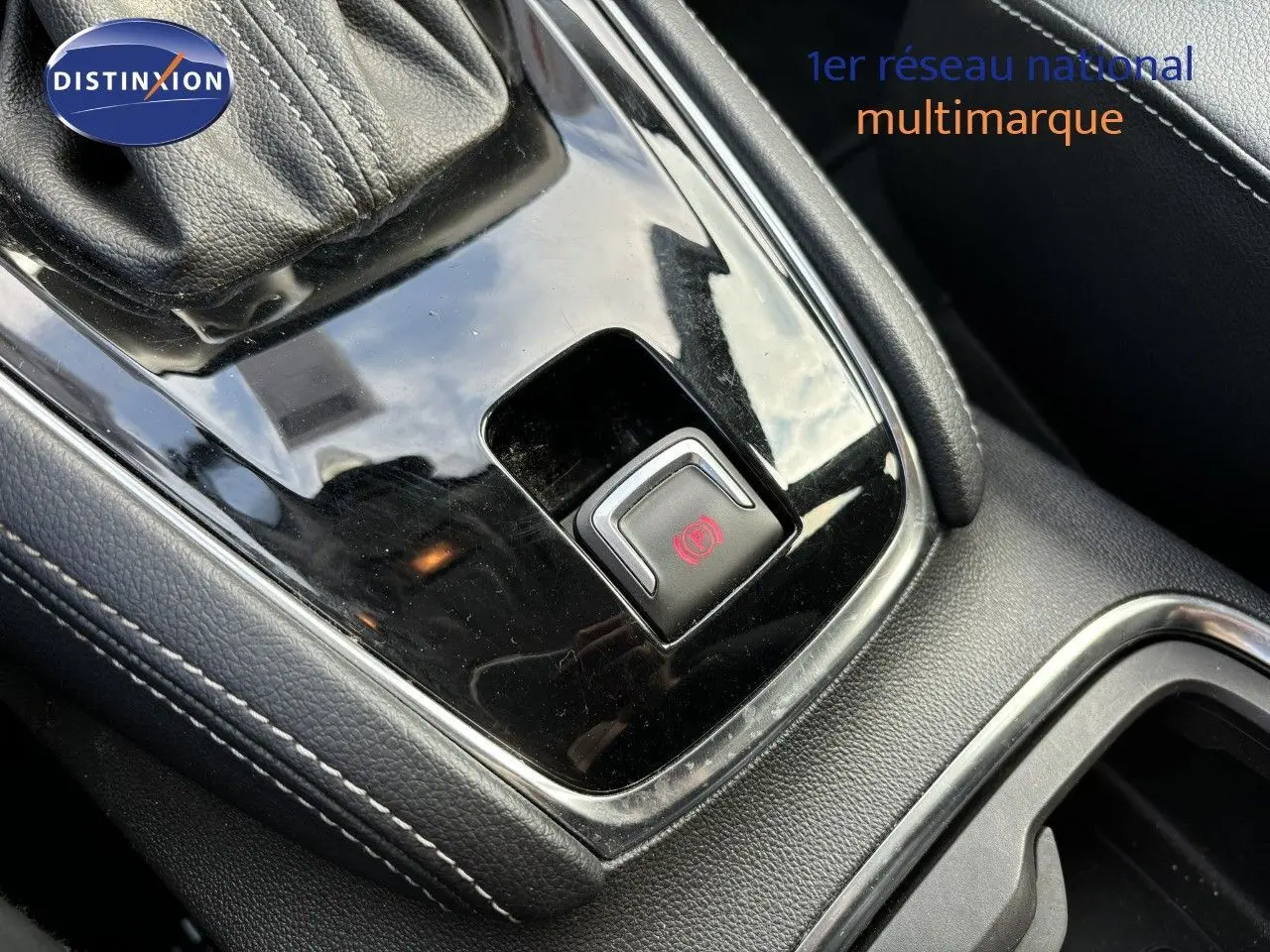 Gros plan sur la commande de frein à main électrique dans l'habitacle noir de l'Opel Grandland X 2019.