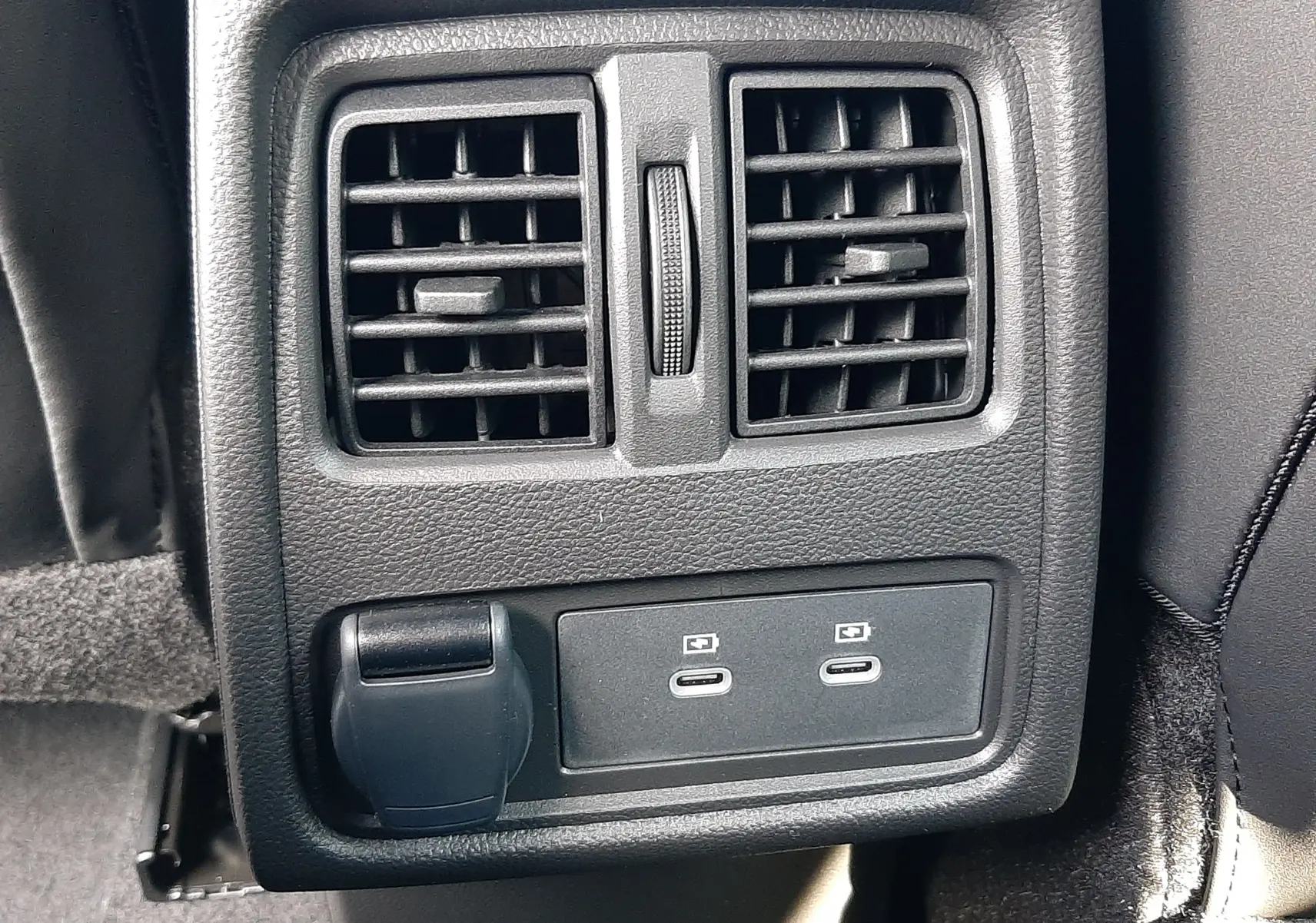 Prise USB double et prise 12V sous les aérateurs arrière du Renault Symbioz gris Rafale, vue rapprochée intérieure.