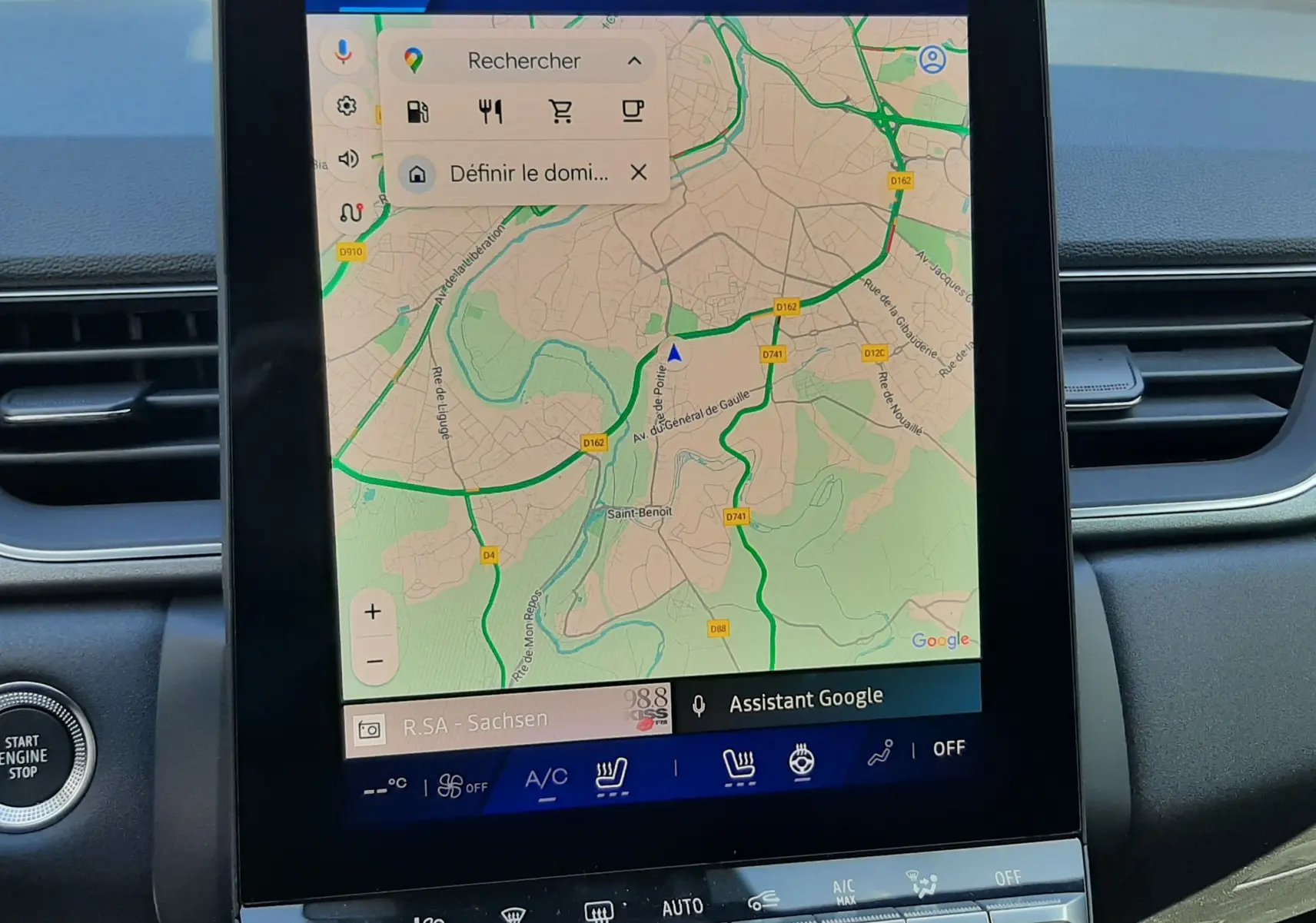 Écran tactile central affichant la navigation GPS dans l'habitacle gris du Renault Symbioz 2024.