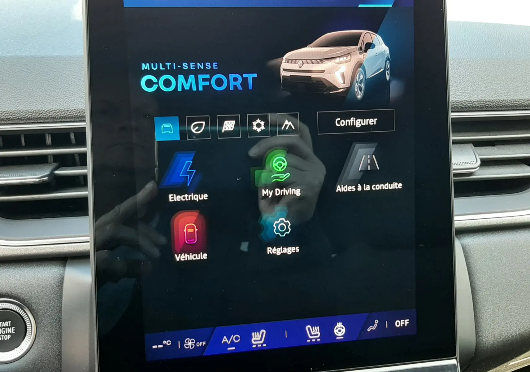 Écran tactile central du Renault Symbioz 2024 affichant les réglages de conduite et options multimédia.