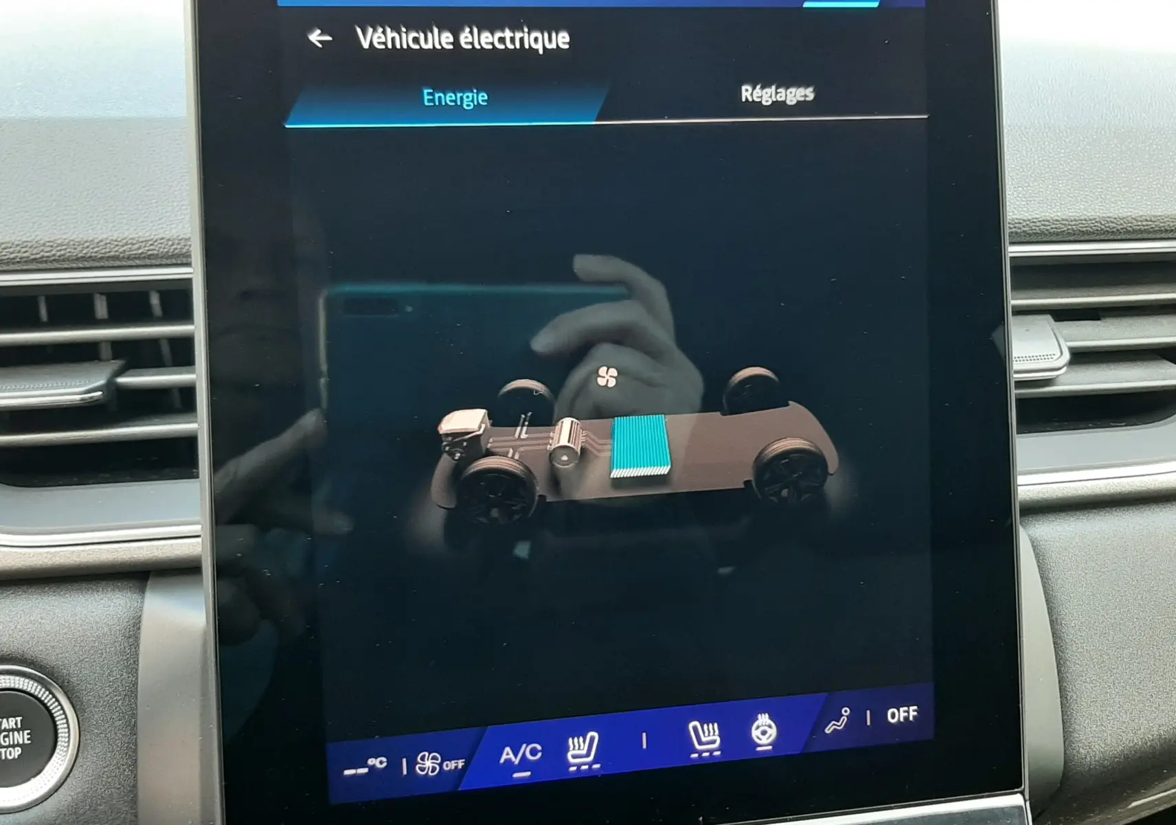 Écran central intérieur montrant l'interface énergie d'un Renault Symbioz gris Rafale, avec commandes climatisation visibles.