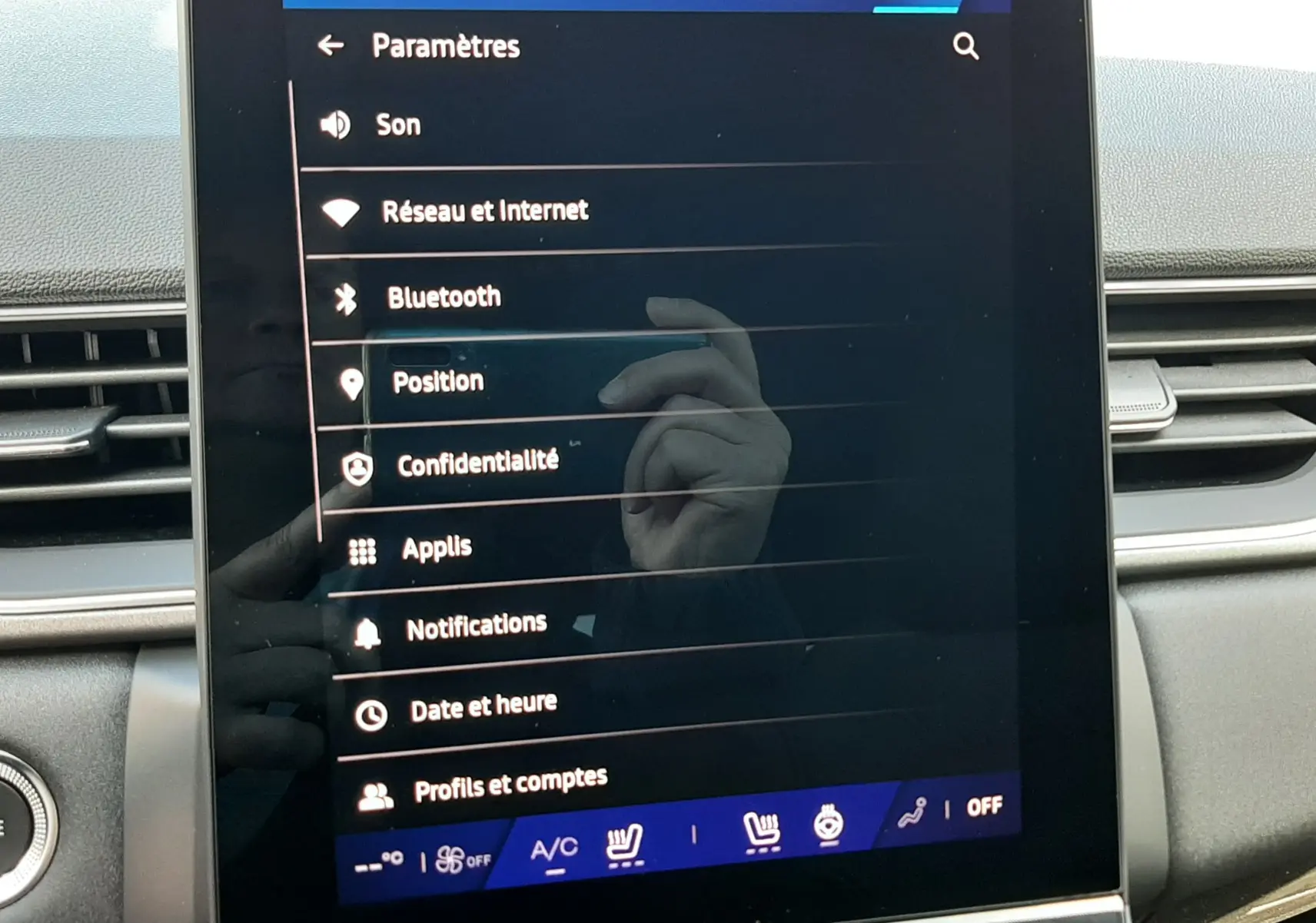 Écran tactile central du tableau de bord du Renault Symbioz 2024 affichant les paramètres connectivité et climatisation.