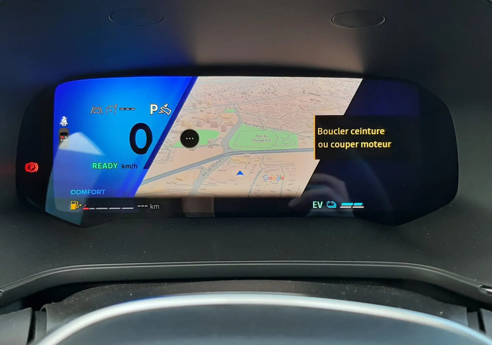 Tableau de bord numérique du Renault Symbioz gris Rafale 2024 affichant la navigation et alertes de sécurité.