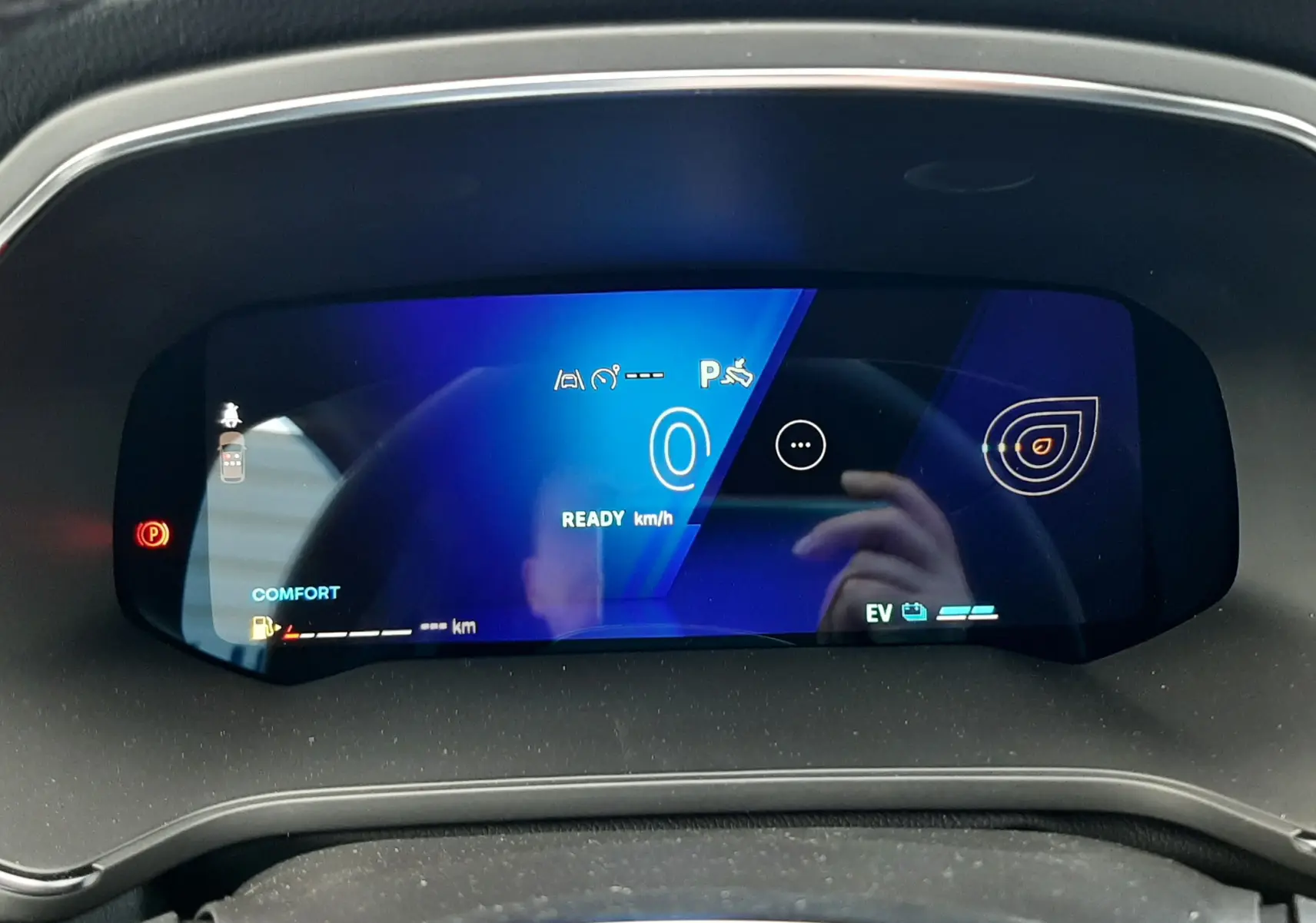 Affichage numérique du tableau de bord du Renault Symbioz gris Rafale, montrant la vitesse à zéro et mode confort activé.