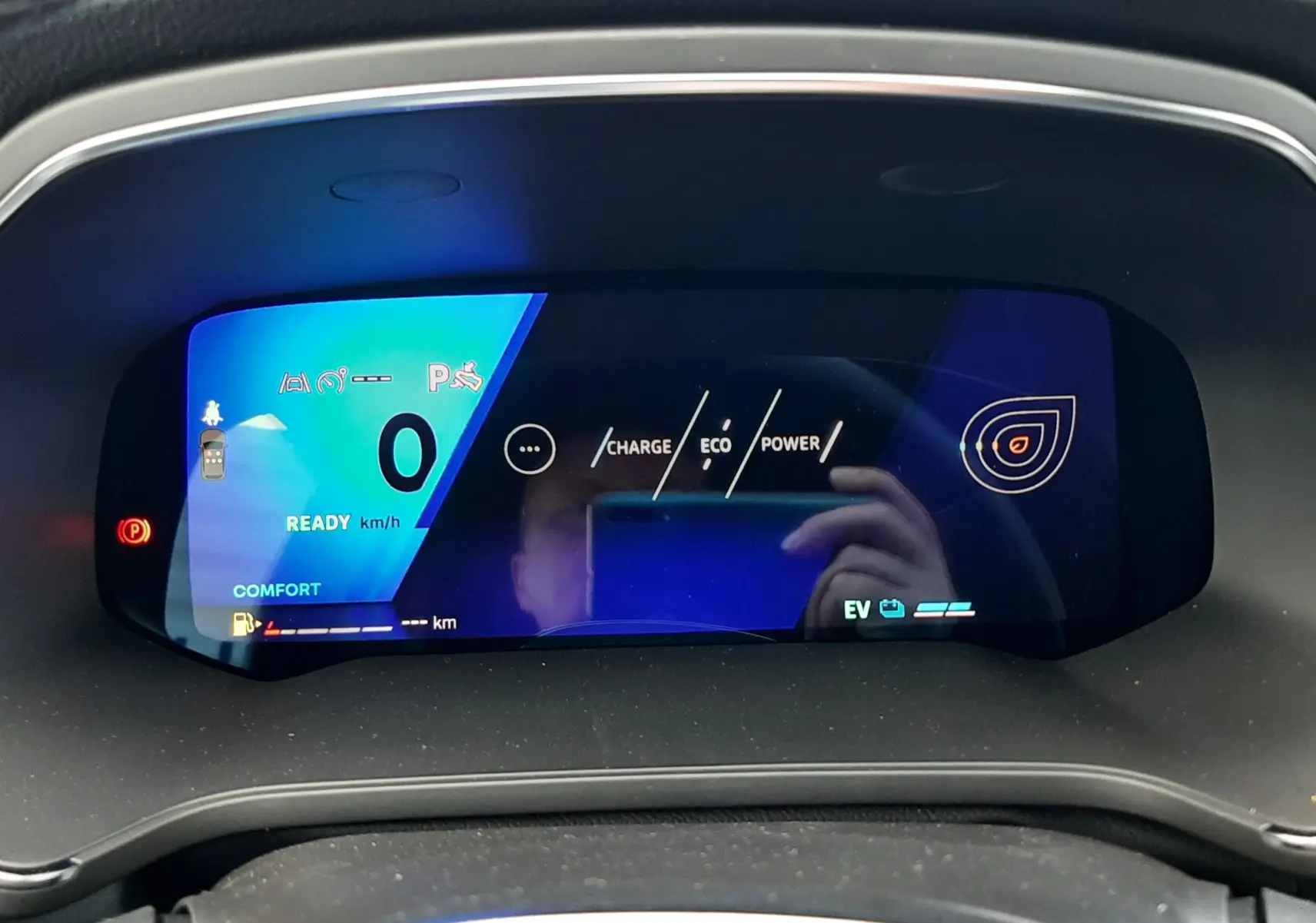Affichage numérique du tableau de bord du Renault Symbioz gris Rafale, indiquant vitesse zéro et modes charge, éco et puissance.