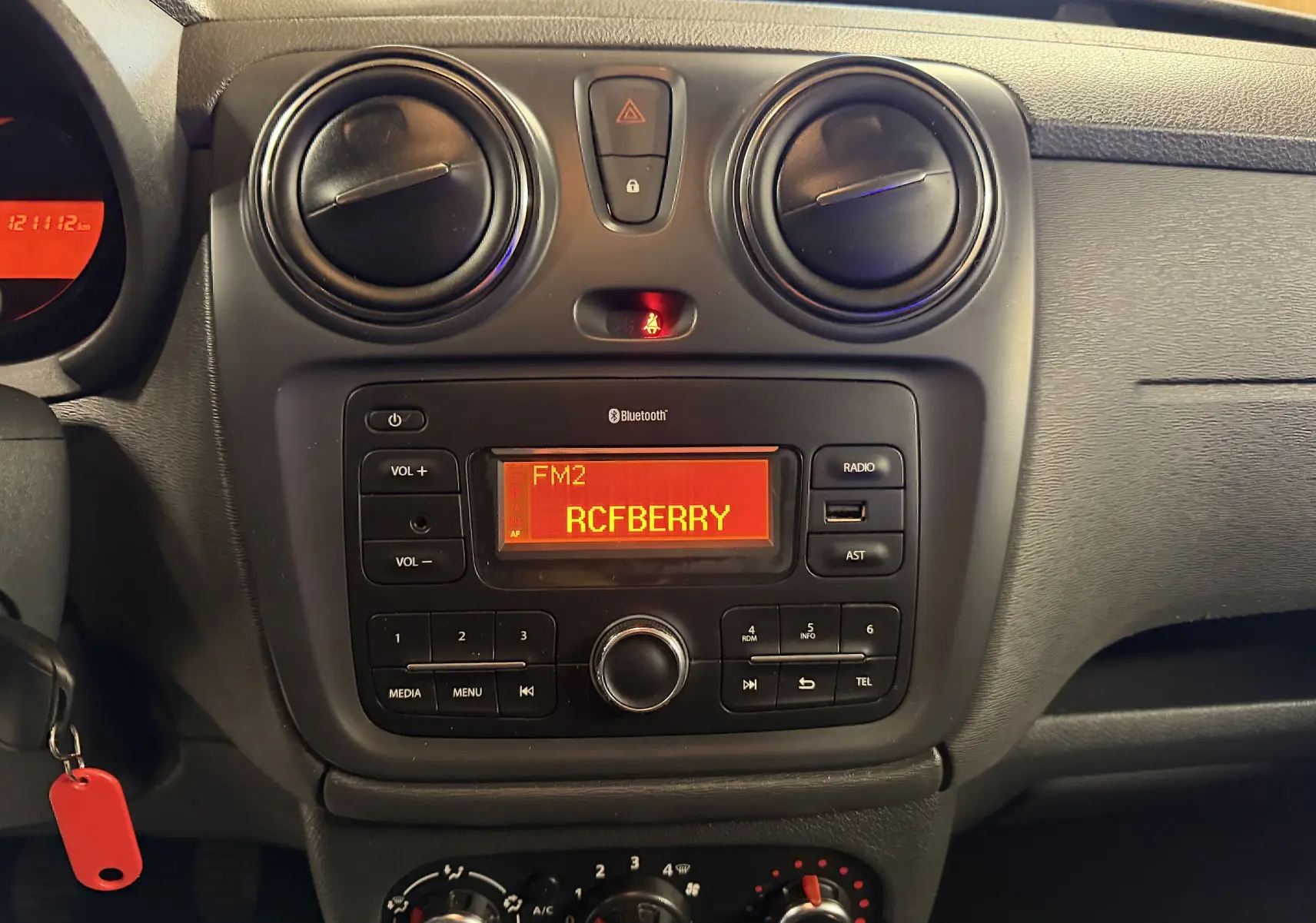 Tableau de bord noir du Dacia Dokker 2019 avec système audio Bluetooth affichant la radio FM2 RCFBERRY.