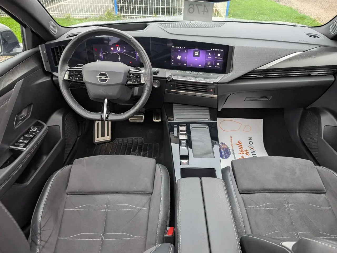 Vue intérieure de l’Opel Astra 2024 gris métallisé, tableau de bord moderne avec écran tactile et volant multifonction.