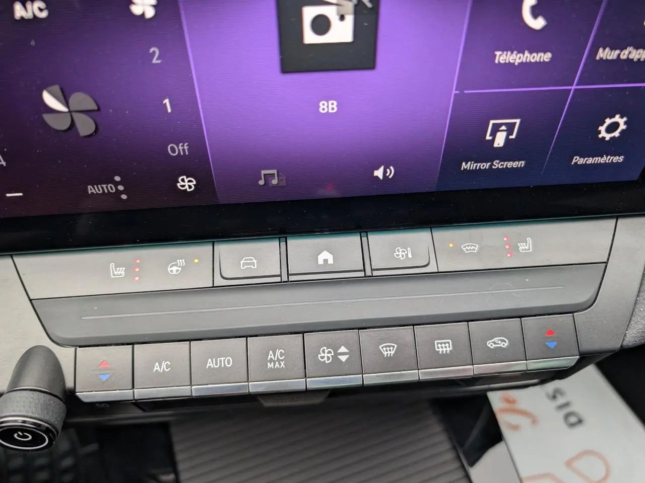 Vue rapprochée du tableau de bord de l’Opel Astra 2024 gris métallisé, mettant en valeur les commandes climatisation et sièges chauffants.