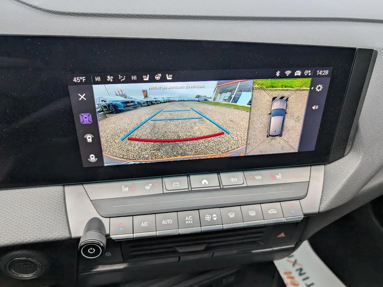 Écran multimédia de l’Opel Astra 2024 gris métallisé montrant la caméra de recul et vue 360° intérieure.