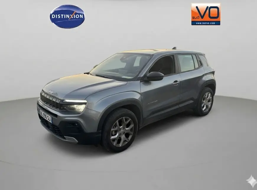 Jeep Avenger gris foncé en vue 3/4 avant droit, avec jantes alliage 17 pouces et calandre distinctive.