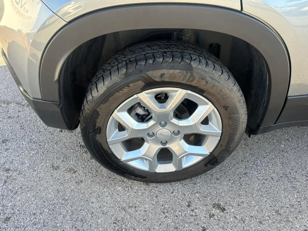 Gros plan sur la roue avant gauche en jante alliage 17 pouces du Jeep Avenger gris foncé 2025.