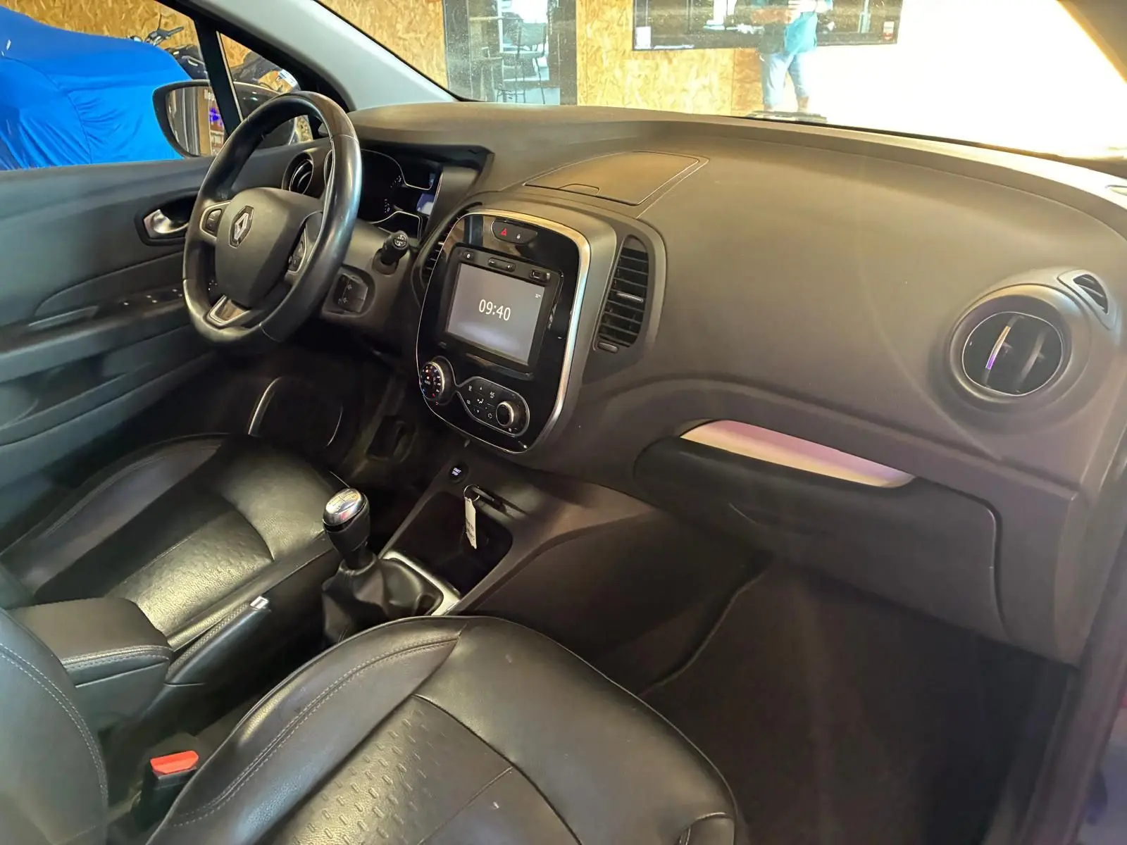 Vue intérieure côté conducteur du Renault Captur 1.5 DCI 90 Intens 2017 avec tableau de bord noir et écran tactile central.