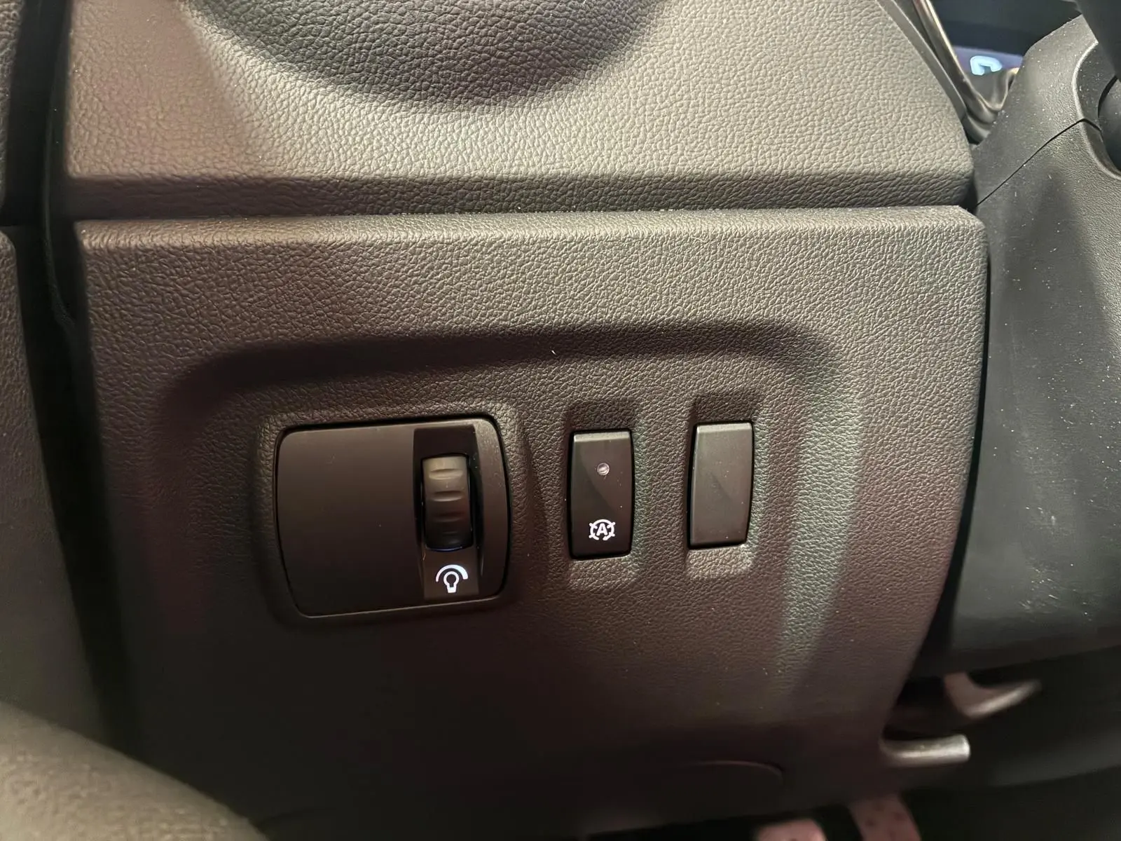 Gros plan sur les commandes de réglage du tableau de bord d'une Renault Captur bleu, version 1.5 DCI 90 Intens de 2017.