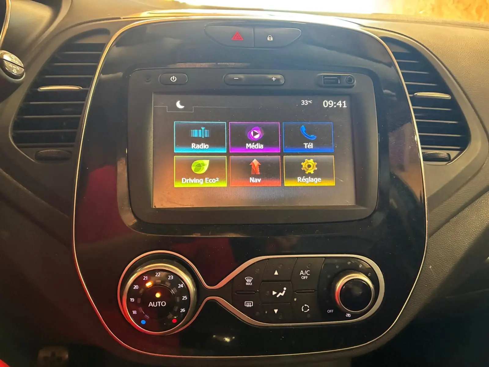 Vue rapprochée du tableau de bord du Renault Captur 2017, avec écran tactile multimédia et commandes de climatisation.