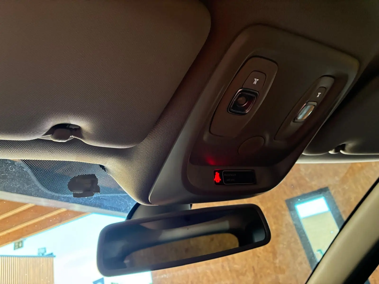 Vue intérieure du plafond avant du Renault Captur bleu 2017, avec rétroviseur et commandes d'éclairage intégrées.