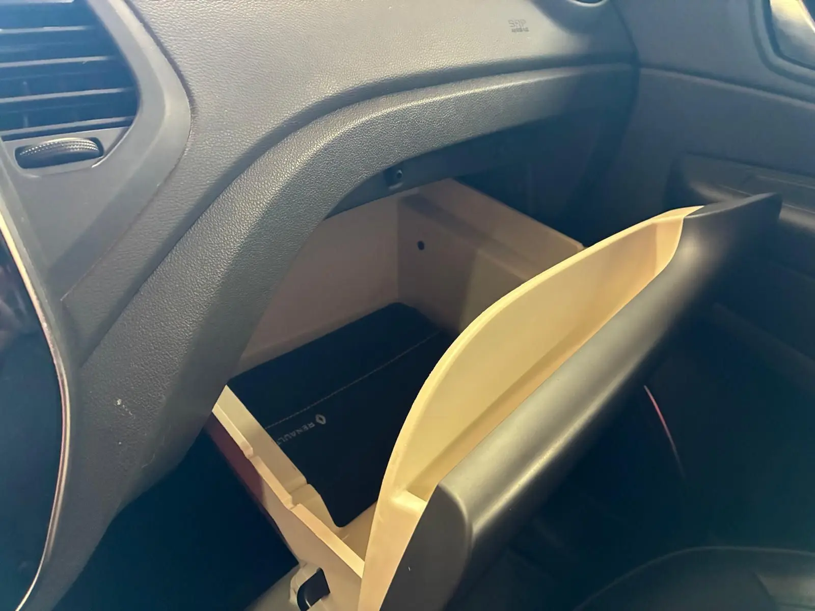 Gant de boîte à gants ouvert côté passager d’un Renault Captur 1.5 DCI bleu, intérieur noir en tissu.