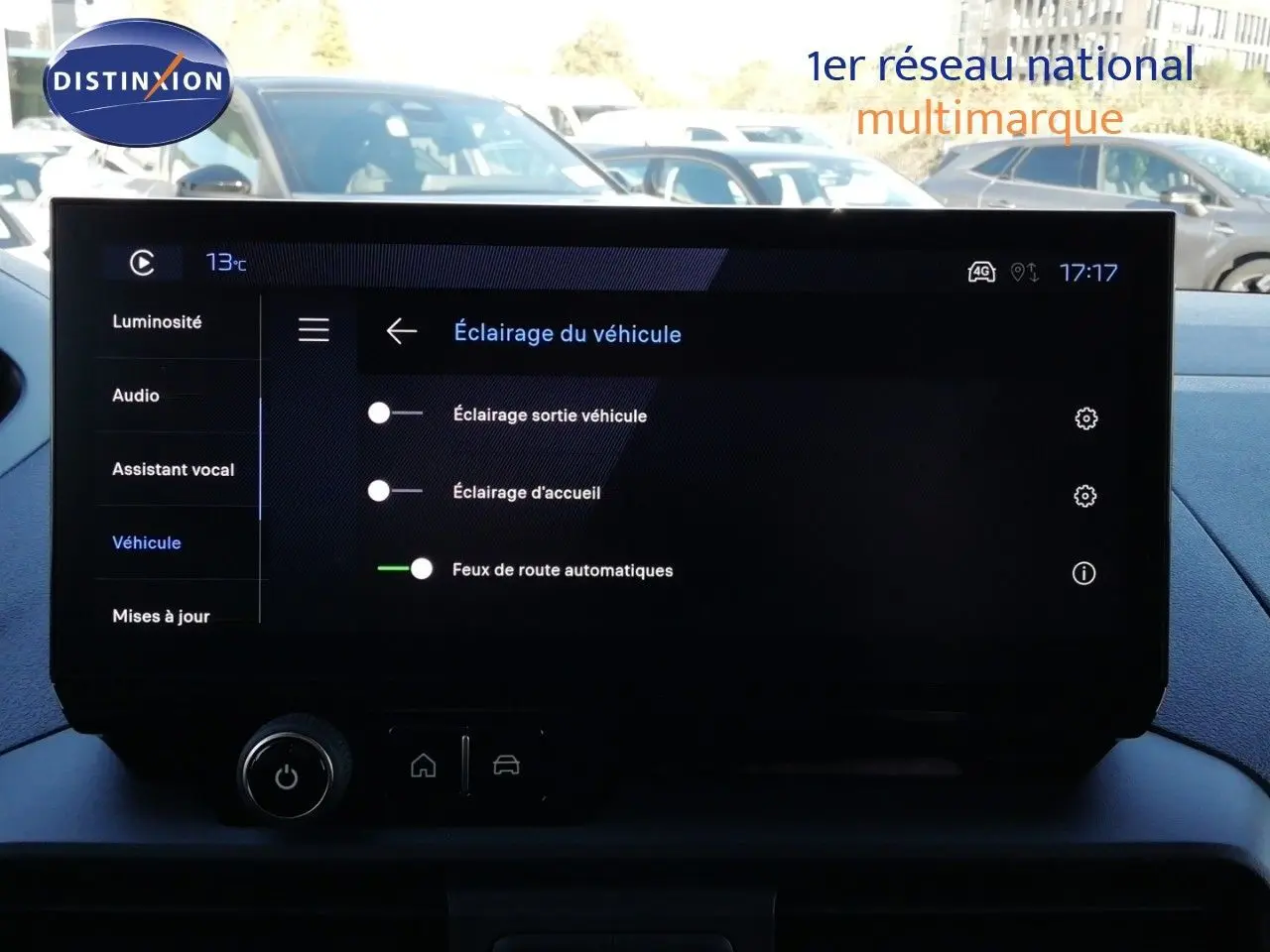 Vue intérieure du tableau de bord du Peugeot Partner 2026, écran tactile affichant les réglages d'éclairage du véhicule.