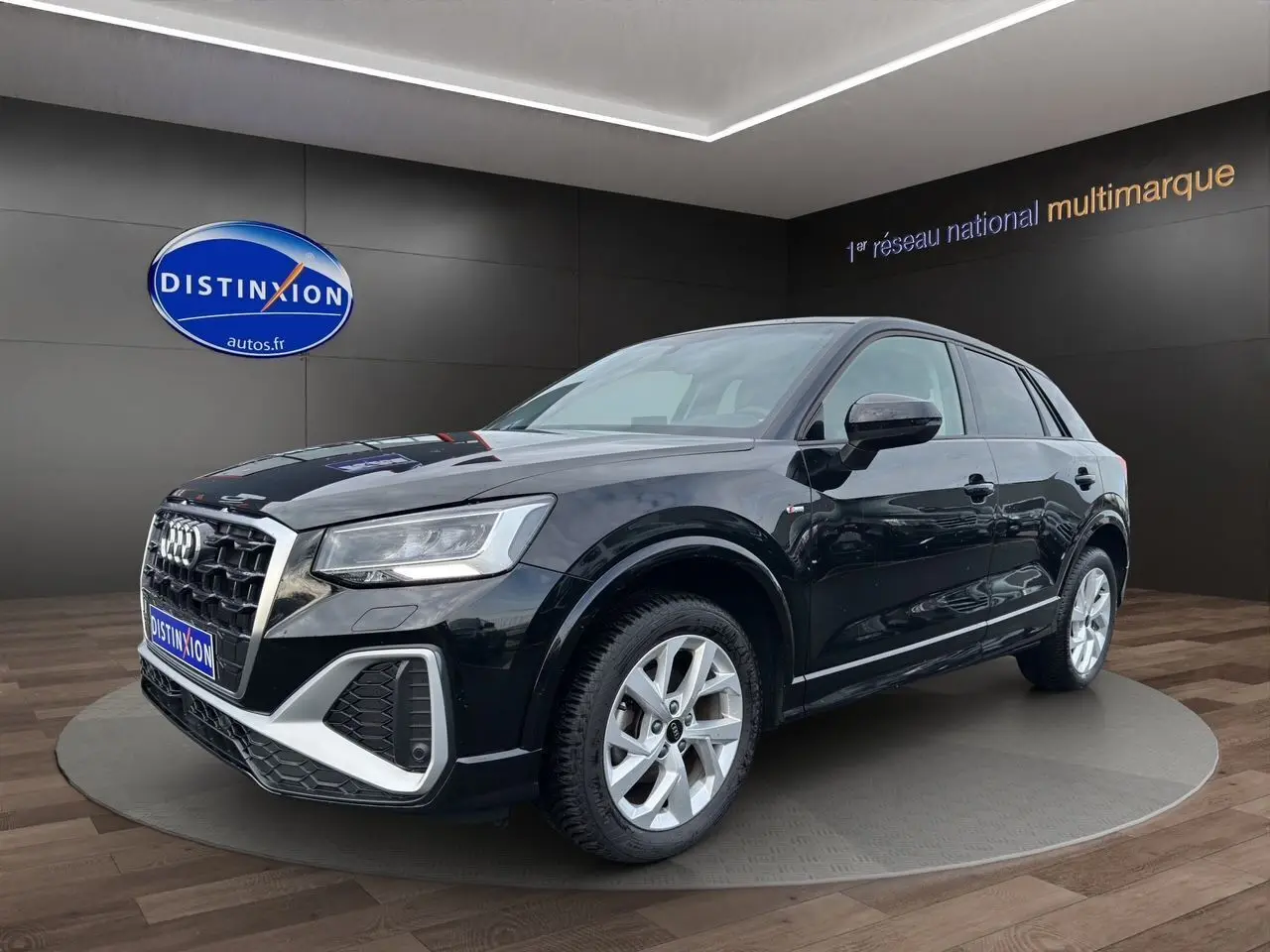Audi Q2 noir mito en 3/4 avant droit, mettant en valeur ses jantes alliage 7x17 et son design S-Line distinctif.
