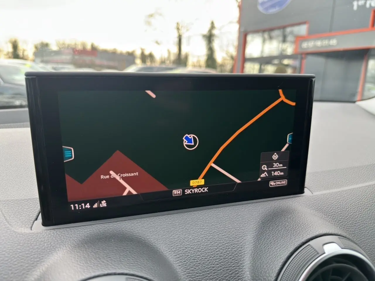 Écran GPS MMI tactile de l'Audi Q2 noir Mito 2023, affichant une carte de navigation en intérieur.