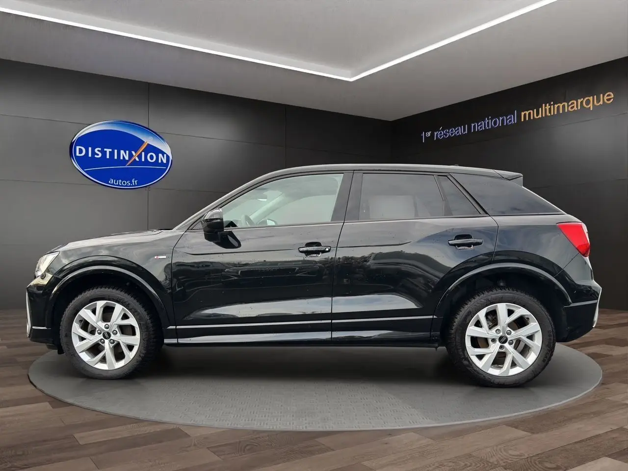 Audi Q2 noir mito vue de profil côté gauche, avec jantes alliage 5 branches et hayon motorisé visible