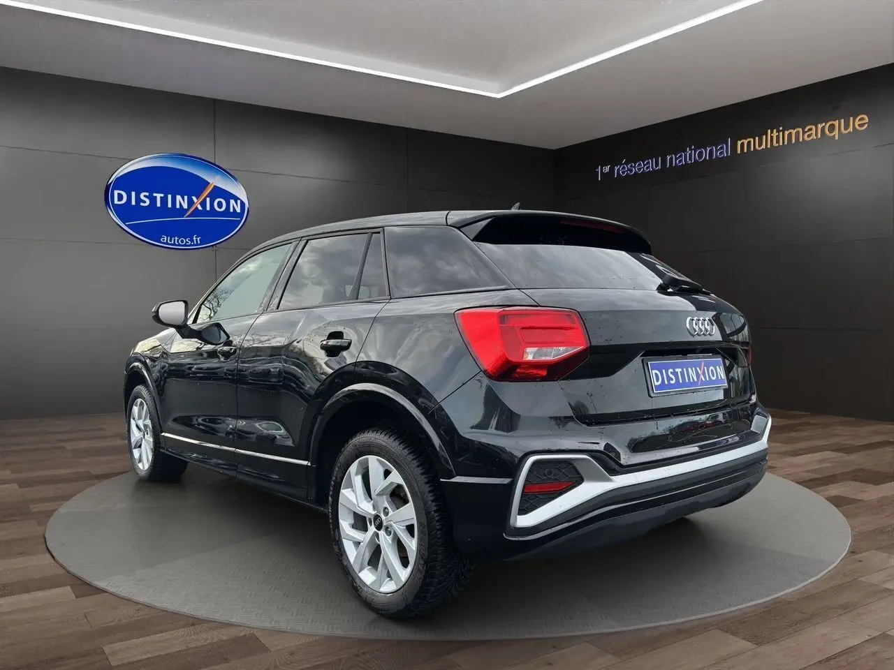 Audi Q2 noir mito vue 3/4 arrière droit, avec hayon motorisé et jantes alliage 7x17 en exposition showroom.