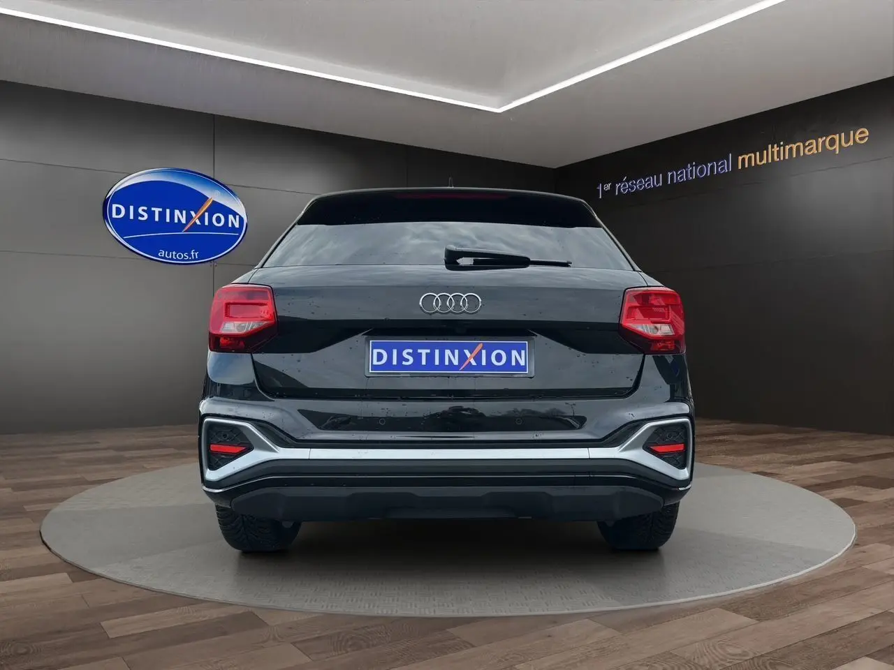 Vue arrière d'un Audi Q2 noir Mito 2023 avec hayon motorisé et feux LED distinctifs.