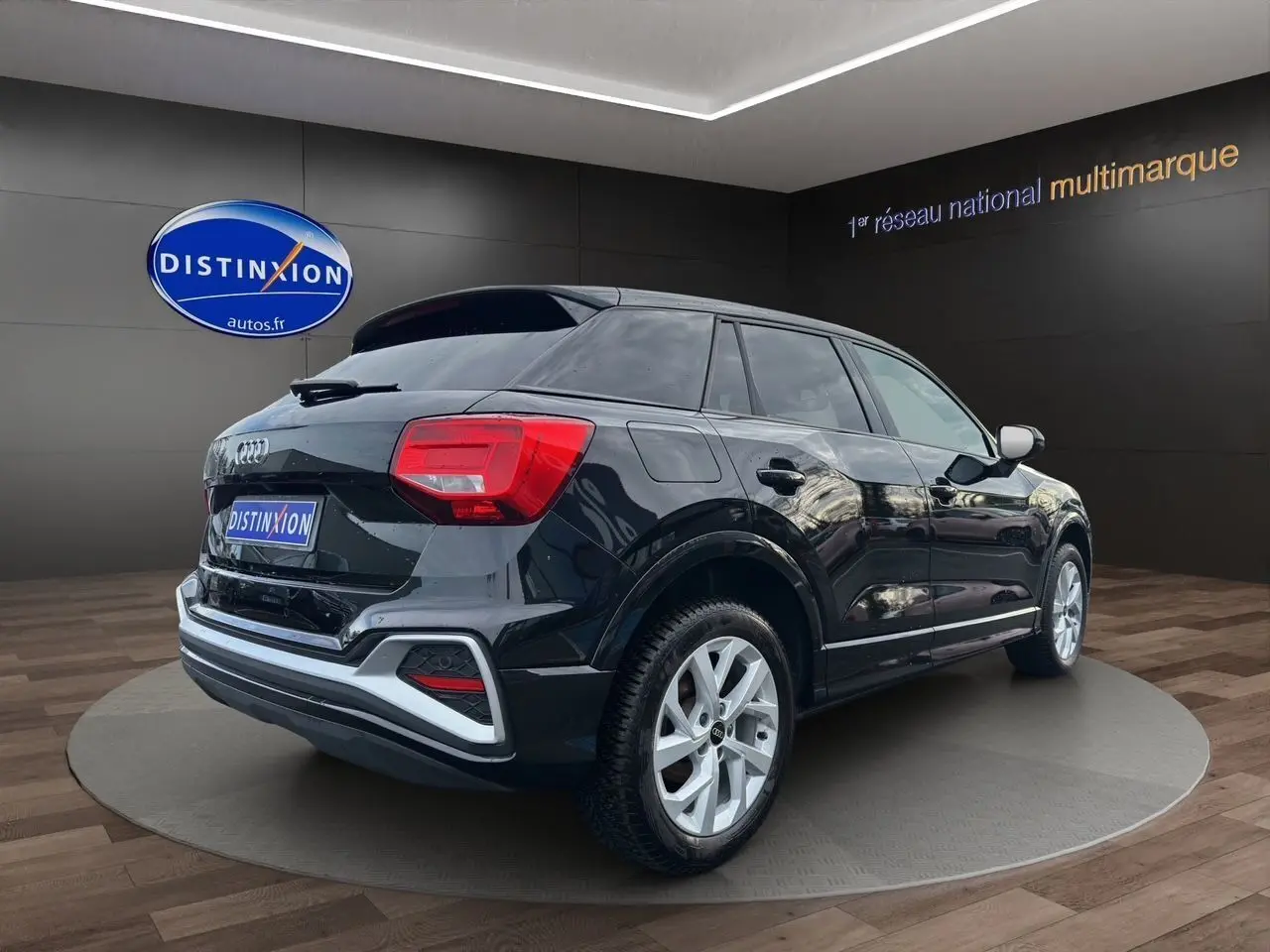 Audi Q2 noir mito vue 3/4 arrière droit, jantes alliage 17 pouces et hayon motorisé visible.