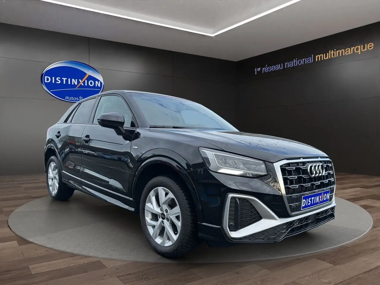 Audi Q2 noir mito en vue 3/4 avant droit, avec calandre S-Line et jantes alliage 7x17 à 5 branches.