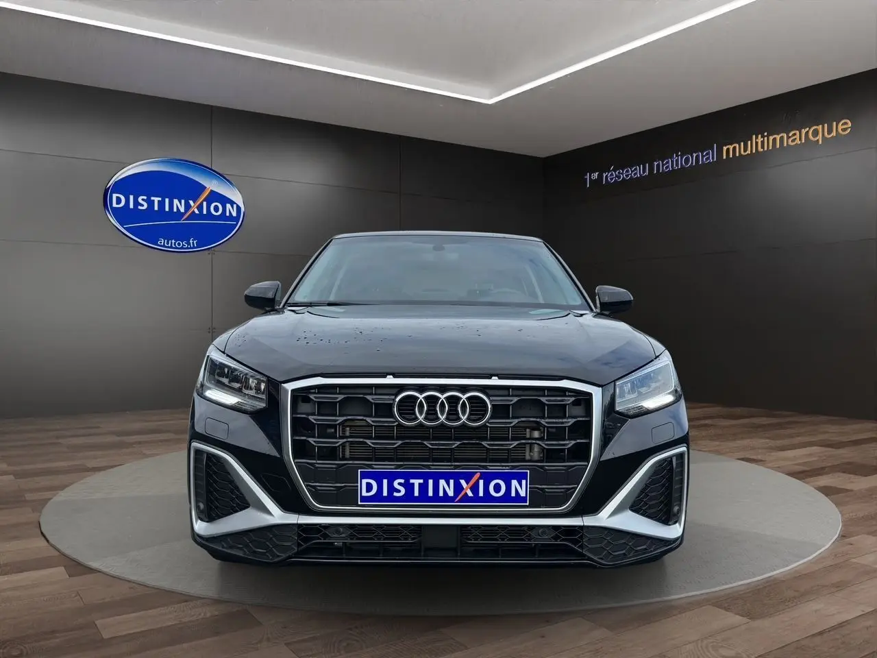 Vue frontale d'un Audi Q2 noir Mito 2023 avec calandre hexagonale et éclairage LED distinctif.