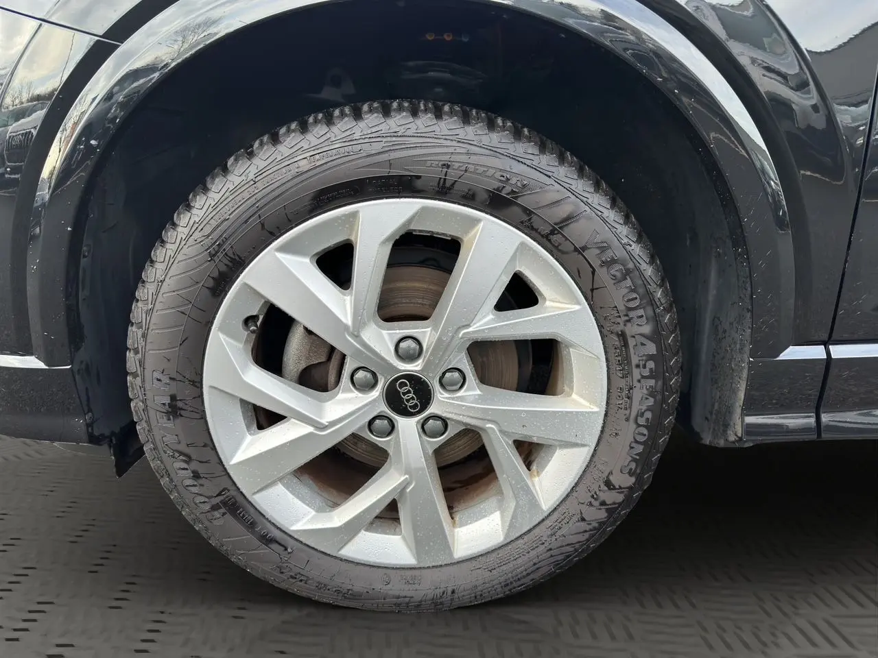 Gros plan sur la jante alliage 7x17 argentée à 5 branches en Y de l'Audi Q2 noir mito côté avant droit.