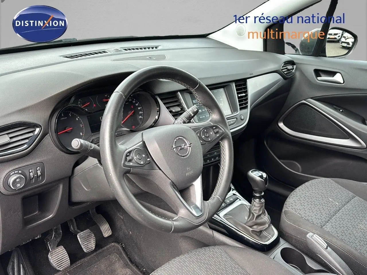 Intérieur de l'Opel Crossland X 1.2 Turbo 110ch Edition 2020, vue côté conducteur sur volant et tableau de bord noir.
