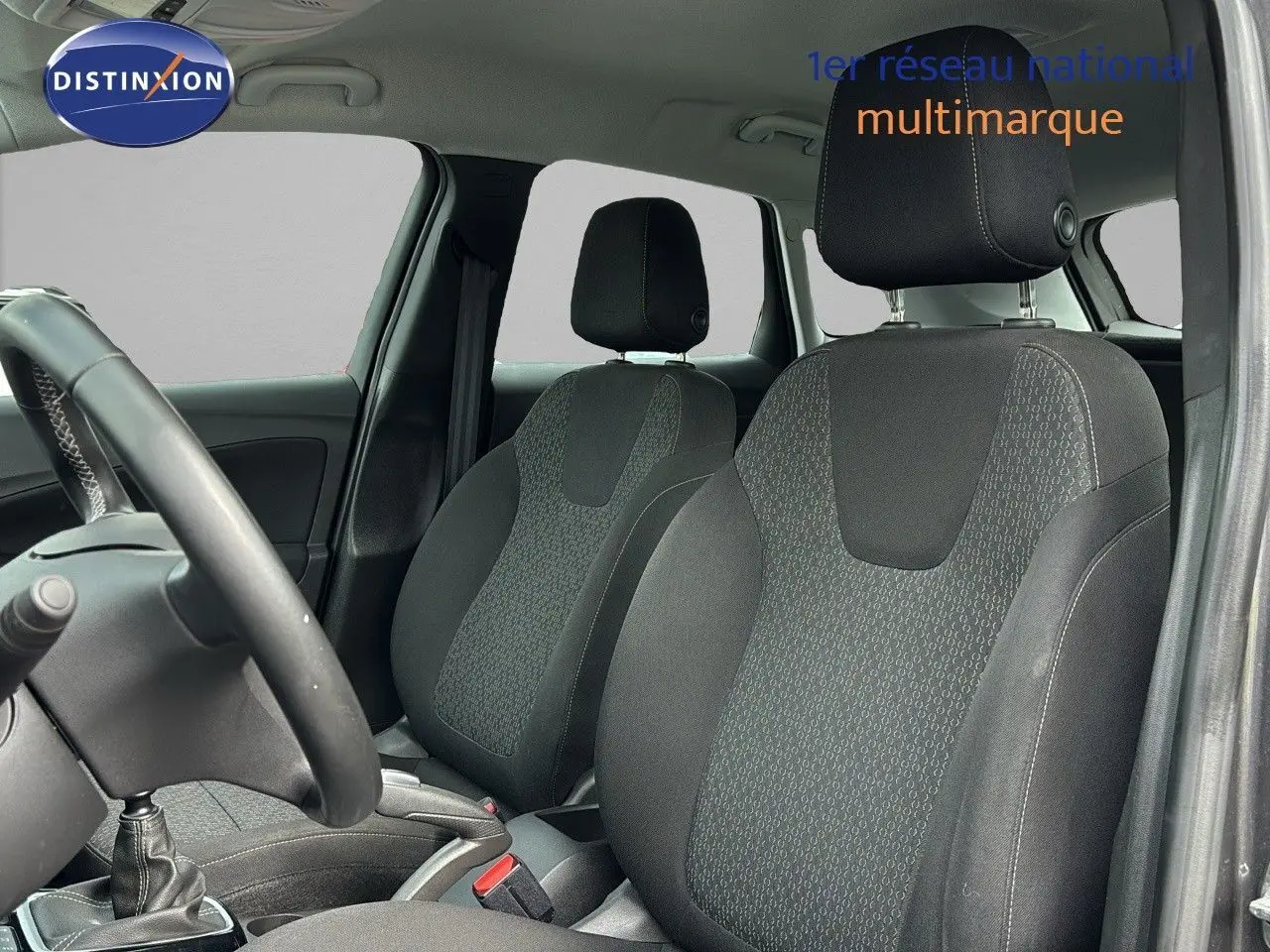 Intérieur de l'Opel Crossland X 2020 montrant les sièges avant en tissu gris et le volant côté gauche.