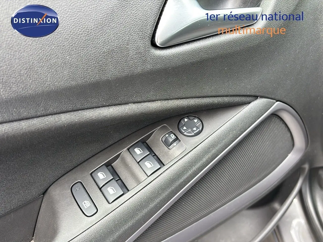 Panneau de porte côté gauche de l'Opel Crossland X gris Pierre de Lune, avec commandes des vitres et rétroviseurs.