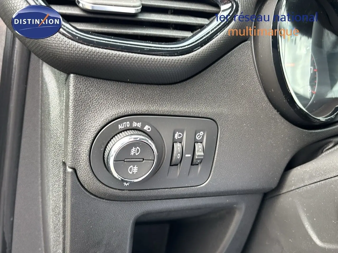 Gros plan sur les commandes d'éclairage intérieures de l'Opel Crossland X gris pierre de lune, côté gauche du tableau de bord.