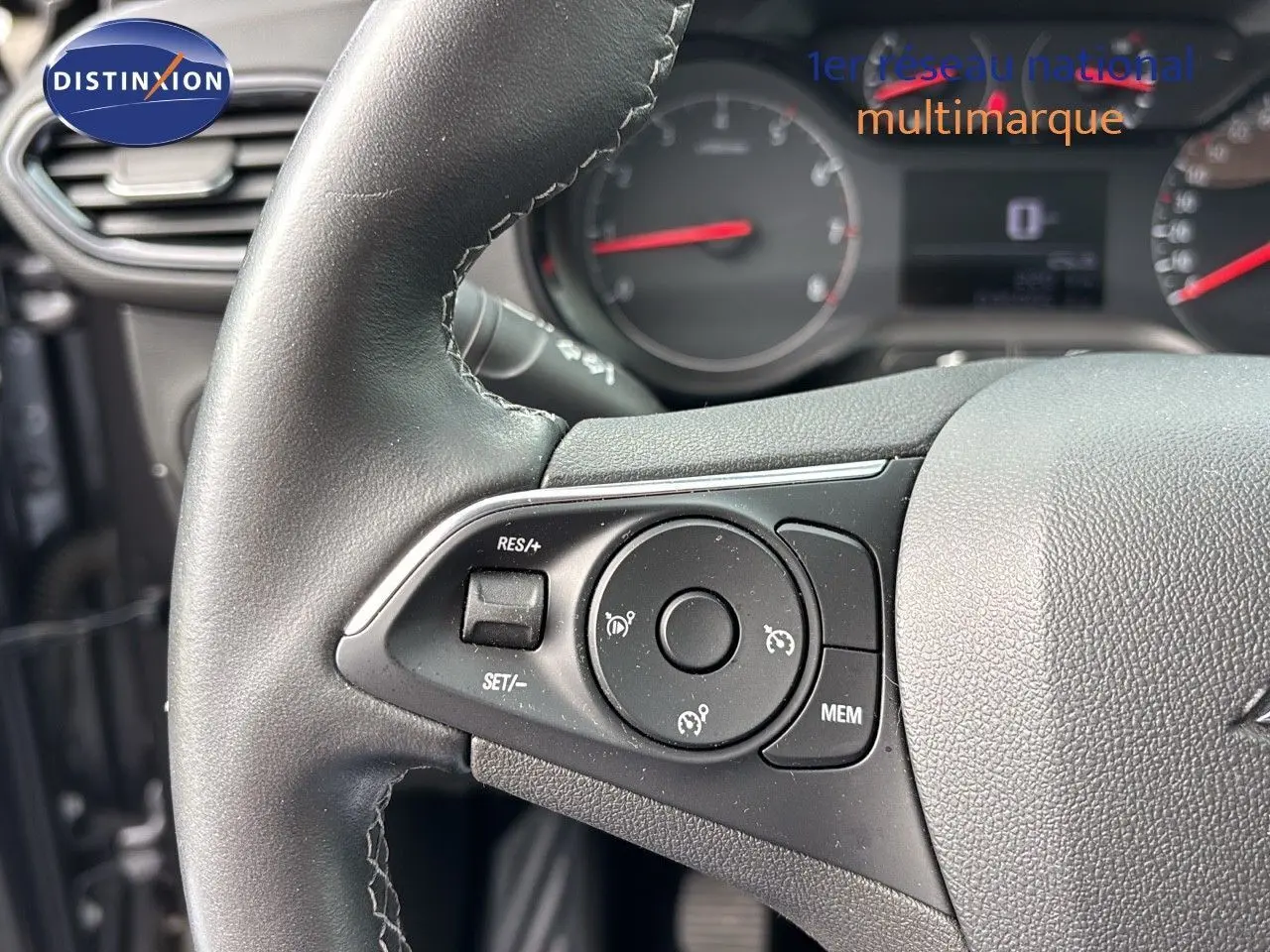 Gros plan sur le volant noir de l'Opel Crossland X 2020, mettant en valeur les commandes de régulateur de vitesse.