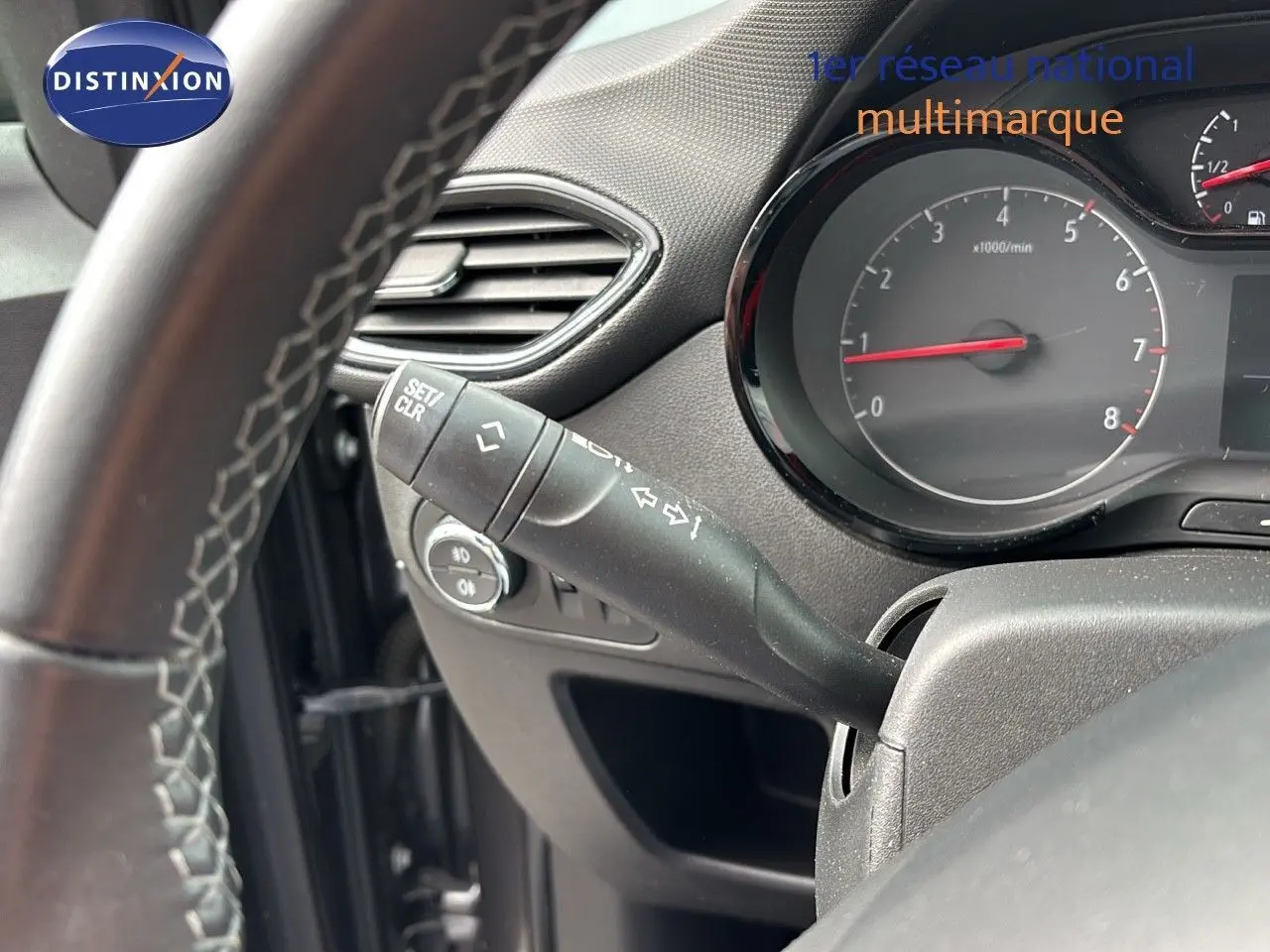 Gros plan sur le commodo de clignotant et le compte-tours du tableau de bord d'un Opel Crossland X 2020.