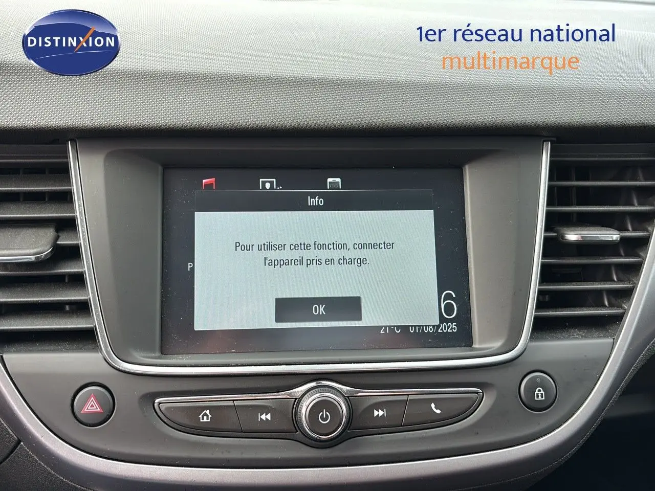 Écran multimédia central de l’Opel Crossland X 2020 avec message de connexion d’appareil, entouré de commandes grises.