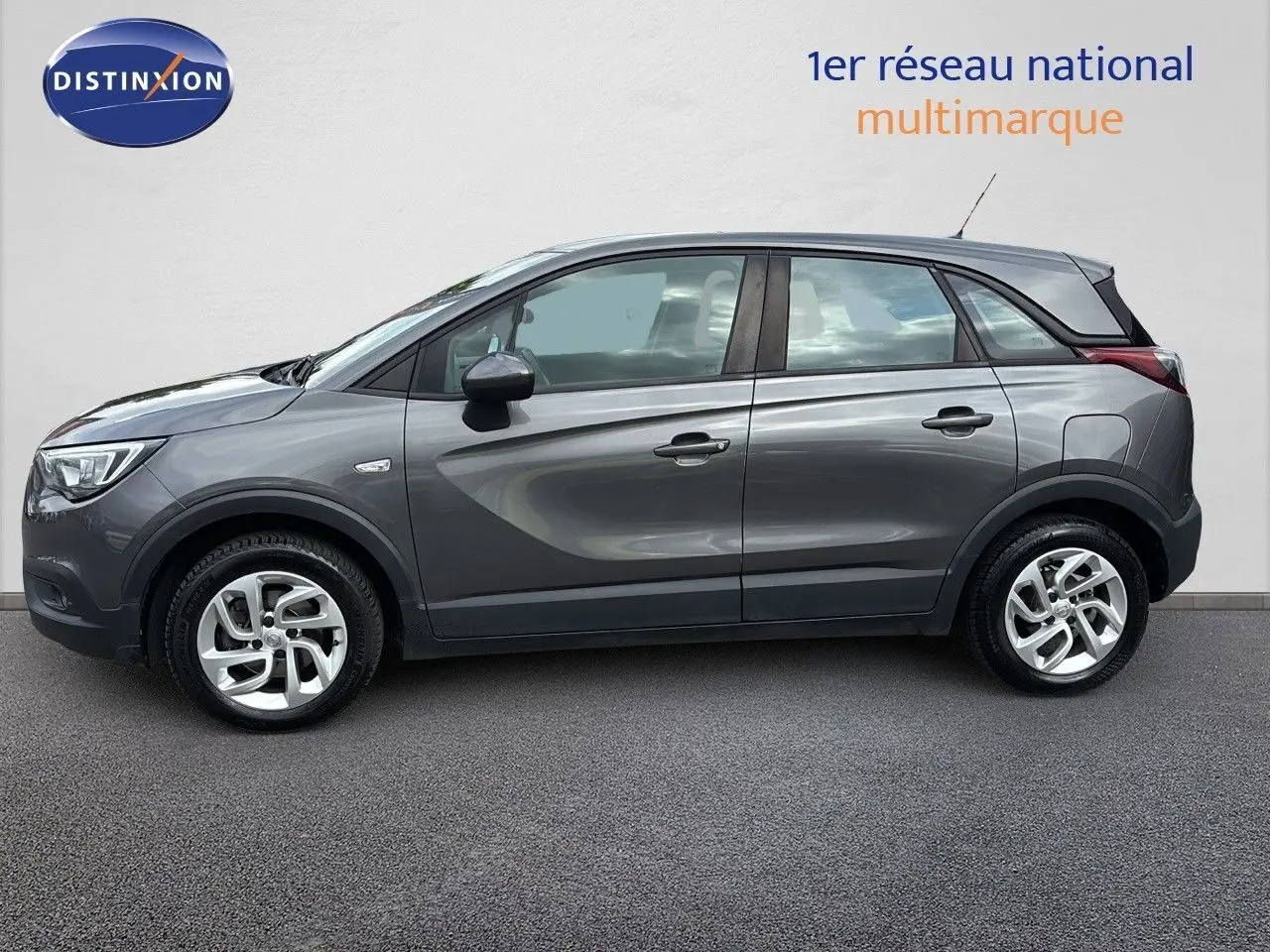 Profil côté gauche d'un Opel Crossland X gris pierre de lune métal, version 1.2 Turbo 110ch Edition de 2020, cinq portes.