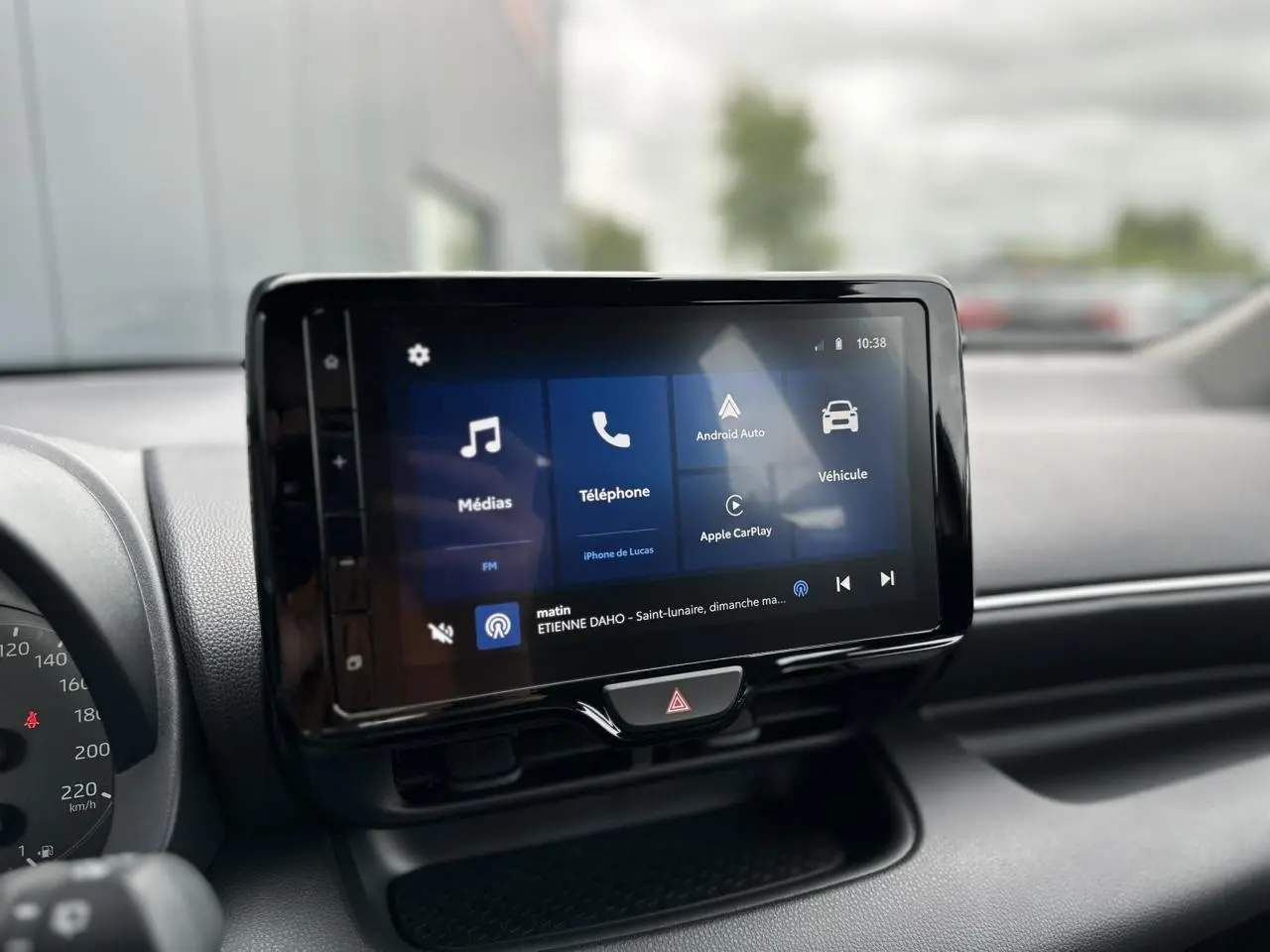 Écran tactile central de la Toyota Yaris 2025 affichant Apple CarPlay et Android Auto dans un intérieur noir.