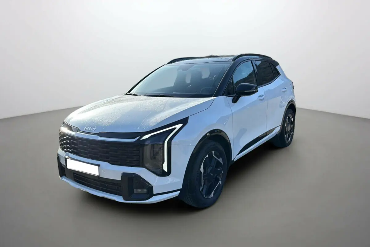 KIA SPORTAGE blanc nacré toit noir en 3/4 avant droit, avec feux avant LED en forme de L et jantes alu noires.