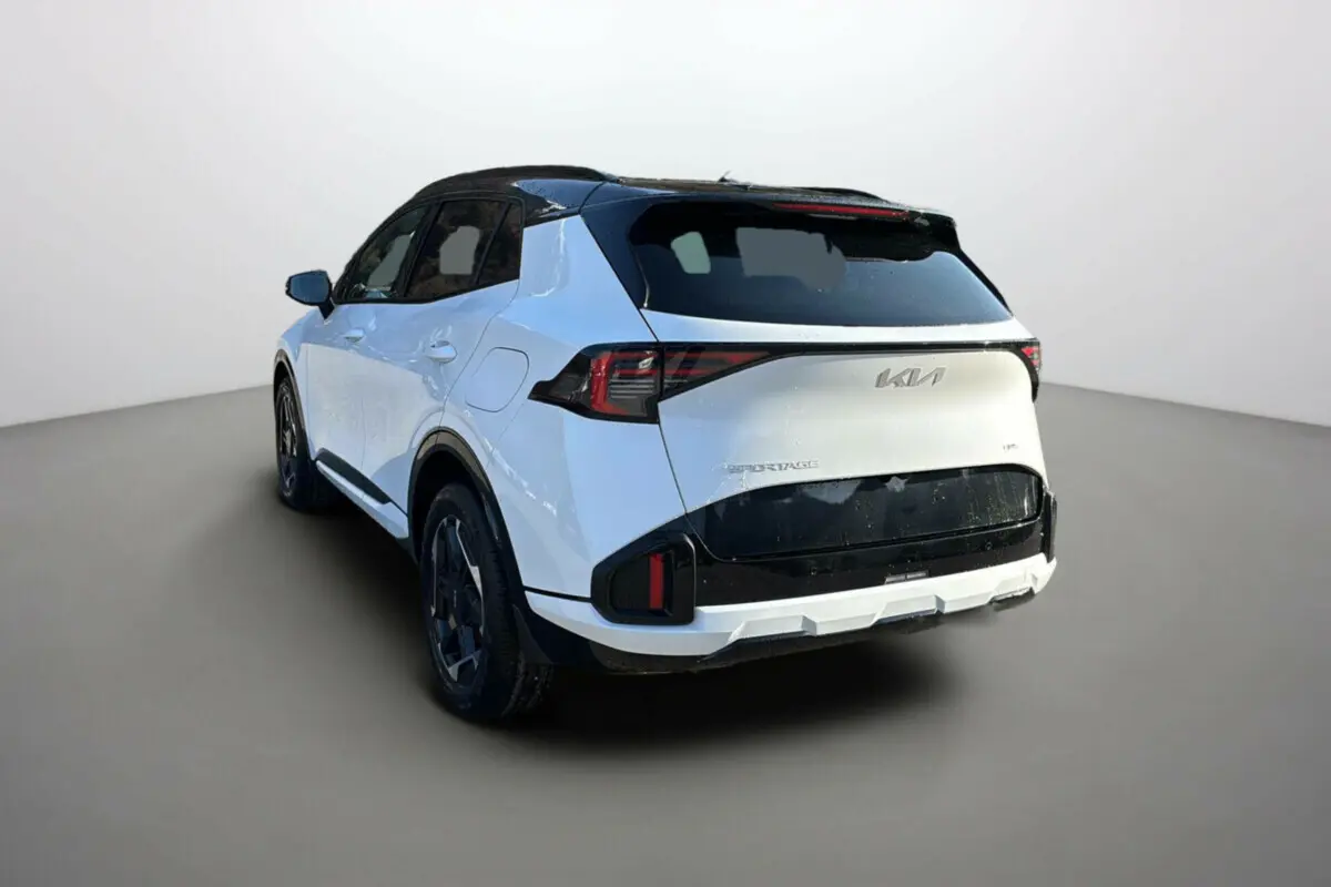 KIA Sportage 2026 blanc nacré toit noir vu 3/4 arrière droit avec feux Matrix LED et jantes alu 18 pouces.