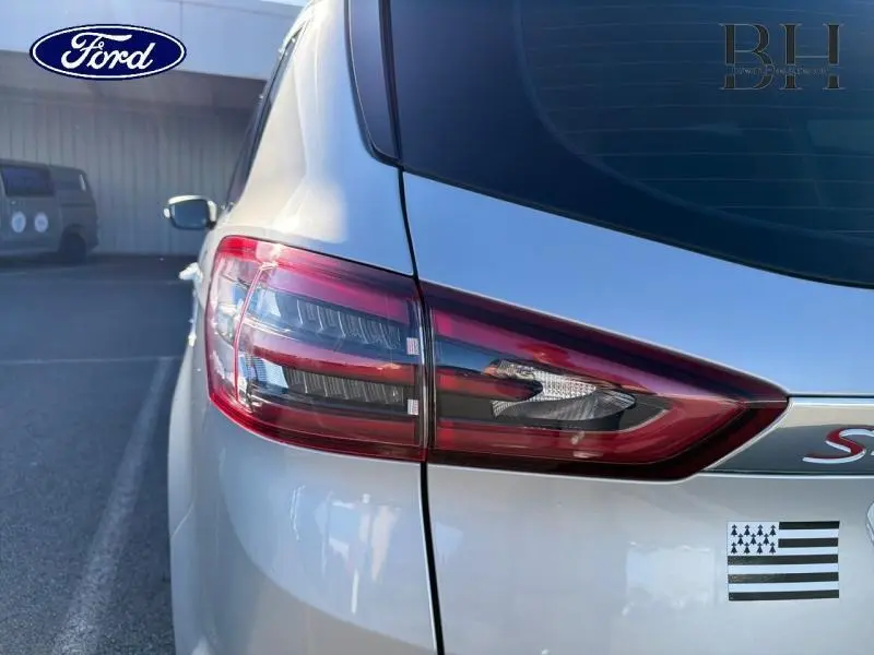Feu arrière droit en gros plan sur Ford S-MAX gris lunaire, avec partie arrière et lunette visible.