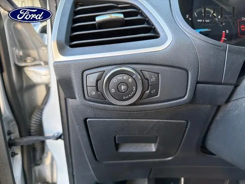 Vue rapprochée du panneau de commande des phares côté gauche du tableau de bord d’un Ford S-MAX gris lunaire 2016.
