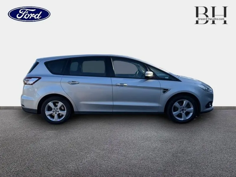 Ford S-MAX gris lunaire en profil droit, monospace avec jantes alliage et vitres teintées.