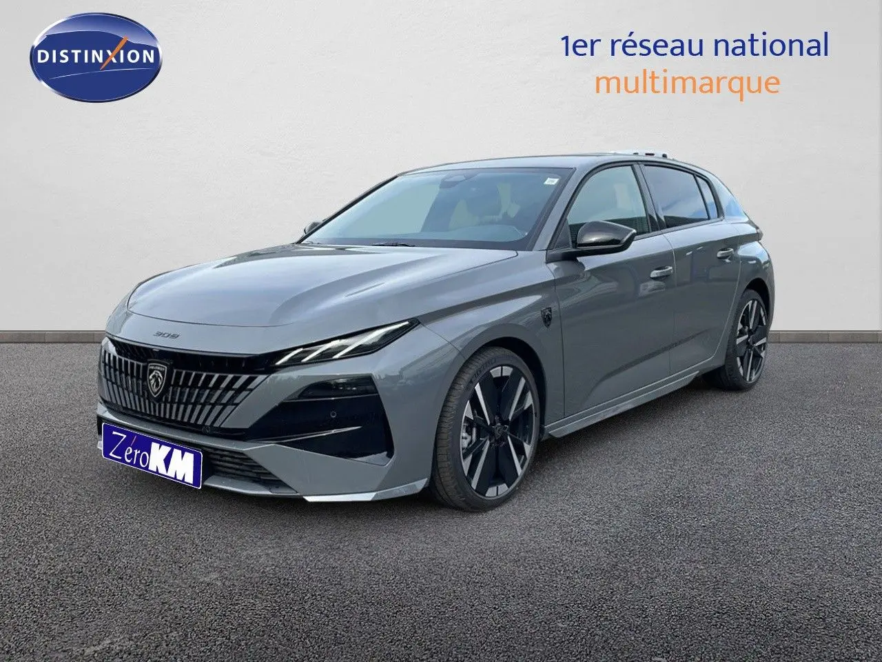 Peugeot 308 gris selenium métal vue 3/4 avant droit, avec calandre distinctive et jantes noires bicolores.